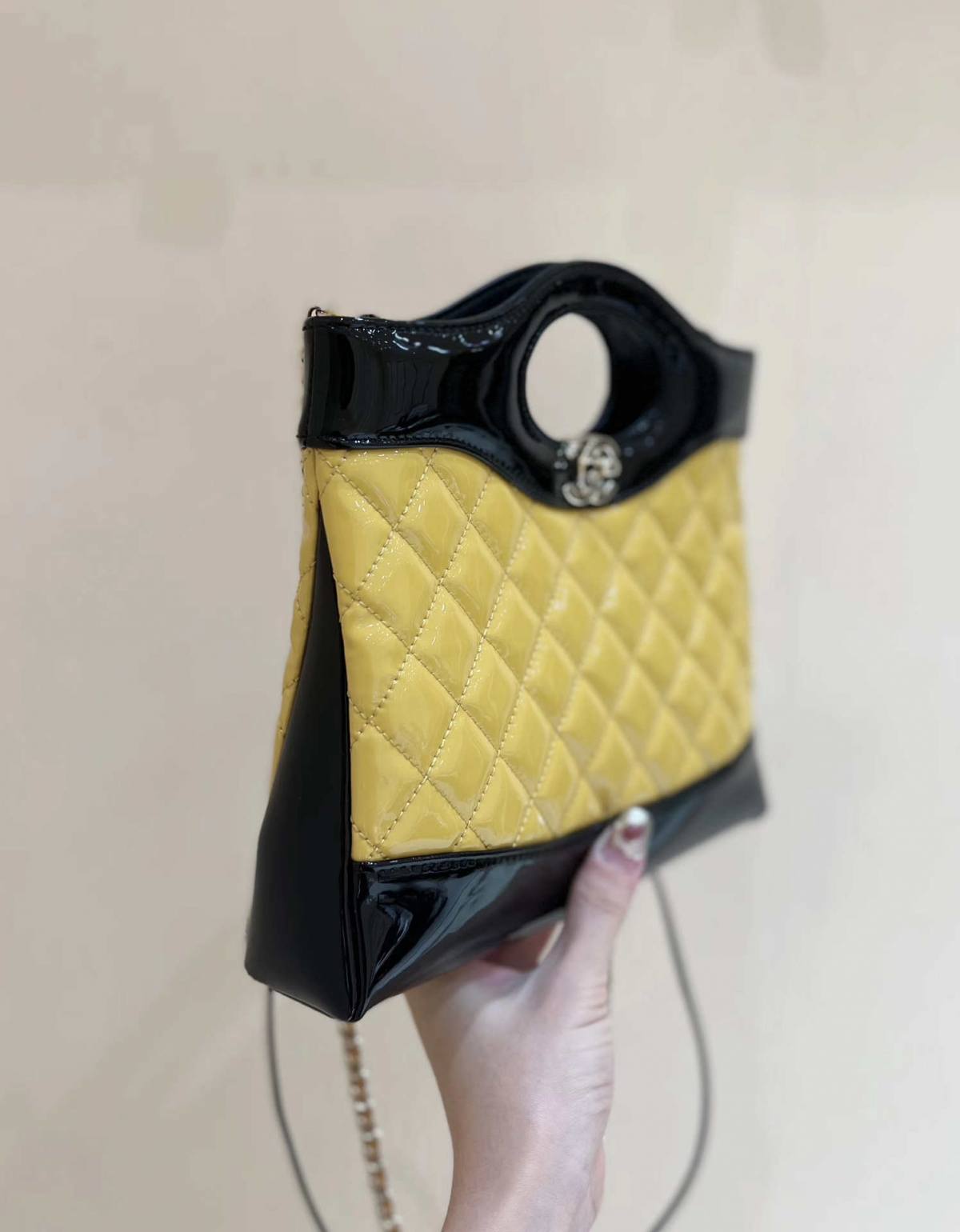 Ellebag’s Masterful Recreation of the Chanel 31 Mini Shopping Bag (AS4133) in Yellow and Black Lambskin(2025 Jan Updated)-Paras laatu väärennetty Louis Vuitton laukku verkkokauppa, replika suunnittelija laukku ru