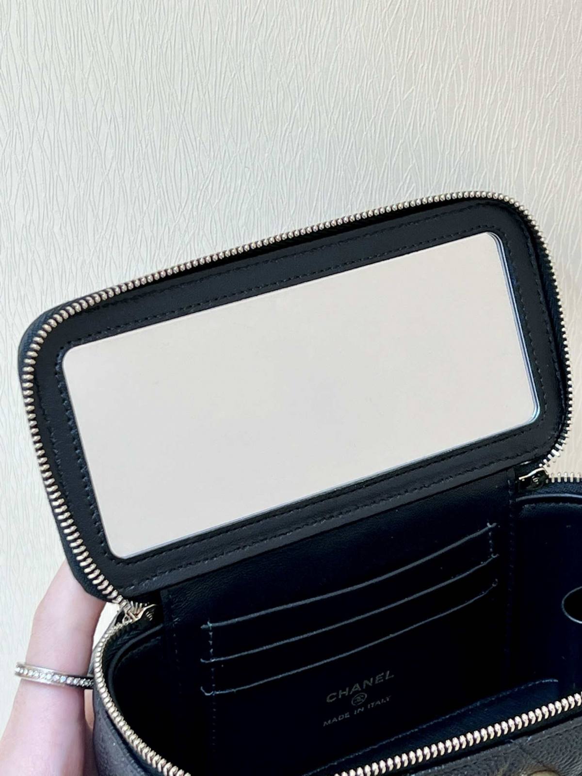 Ellebag’s Masterful Recreation of the Chanel AP3204 Black Caviar Leather Vanity Case(2025 Jan Updated)-Լավագույն որակի կեղծ Louis Vuitton պայուսակների առցանց խանութ, Replica դիզայներական պայուսակ ru