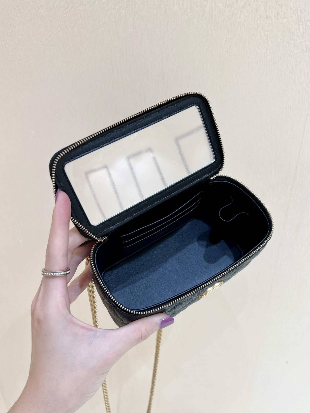 Ellebag’s Masterful Recreation of the Chanel AP3204 Black Caviar Leather Vanity Case(2025 Jan Updated)-Լավագույն որակի կեղծ Louis Vuitton պայուսակների առցանց խանութ, Replica դիզայներական պայուսակ ru