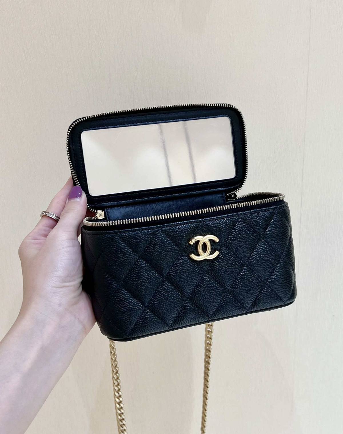 Ellebag’s Masterful Recreation of the Chanel AP3204 Black Caviar Leather Vanity Case(2025 Jan Updated)-Լավագույն որակի կեղծ Louis Vuitton պայուսակների առցանց խանութ, Replica դիզայներական պայուսակ ru