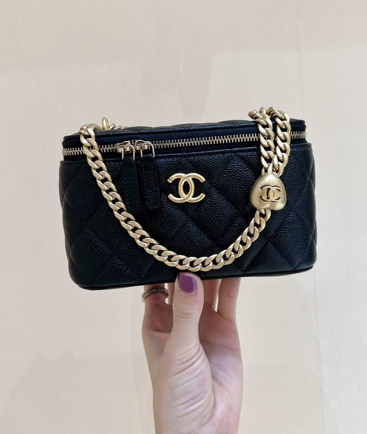 Ellebag’s Masterful Recreation of the Chanel AP3204 Black Caviar Leather Vanity Case(2025 Jan Updated)-Լավագույն որակի կեղծ Louis Vuitton պայուսակների առցանց խանութ, Replica դիզայներական պայուսակ ru