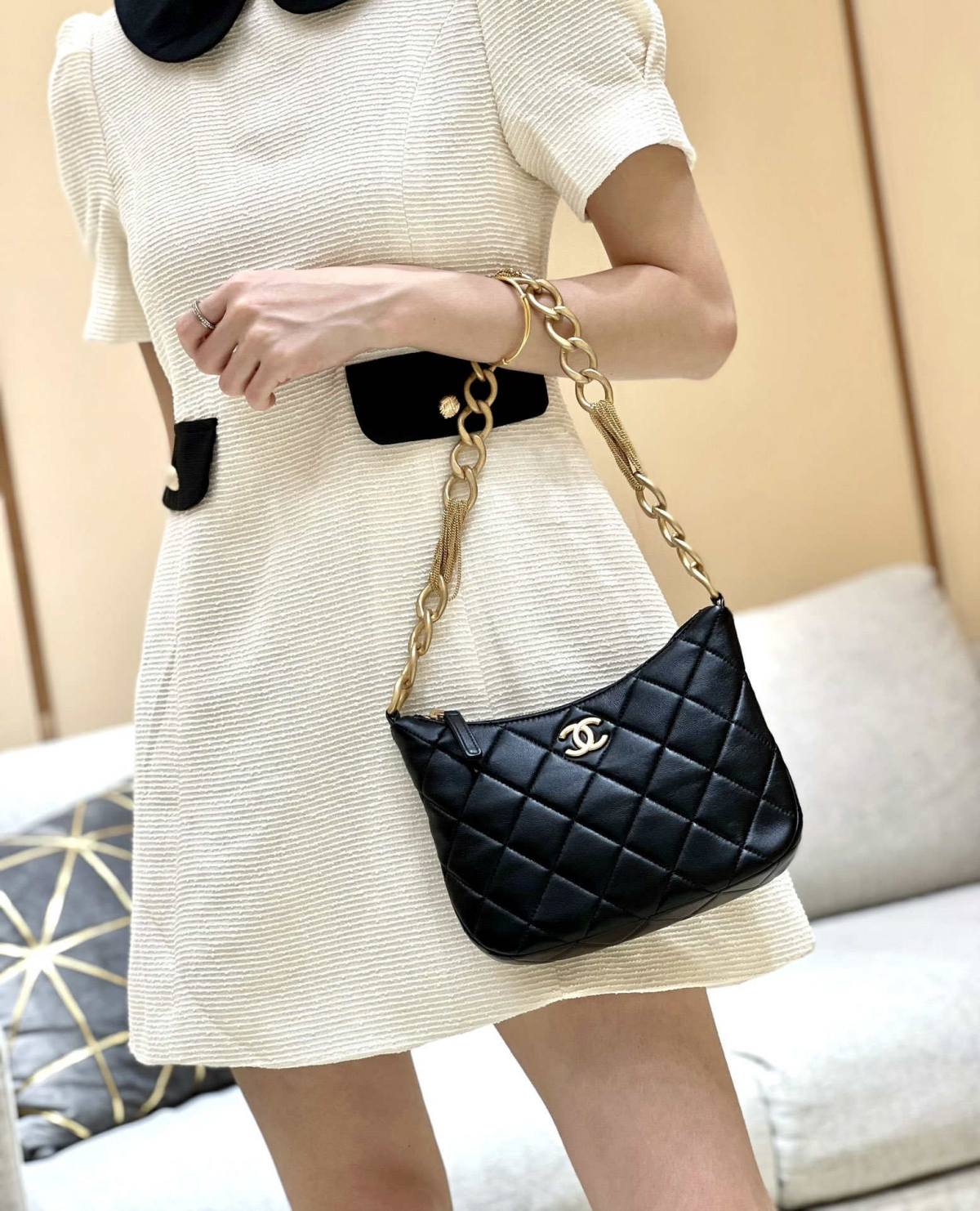 Ellebag’s Masterful Recreation of the Chanel AS4220 HOBO Handbag(2025 Jan Updated)-Best Quality Replica designer Bag factory in China