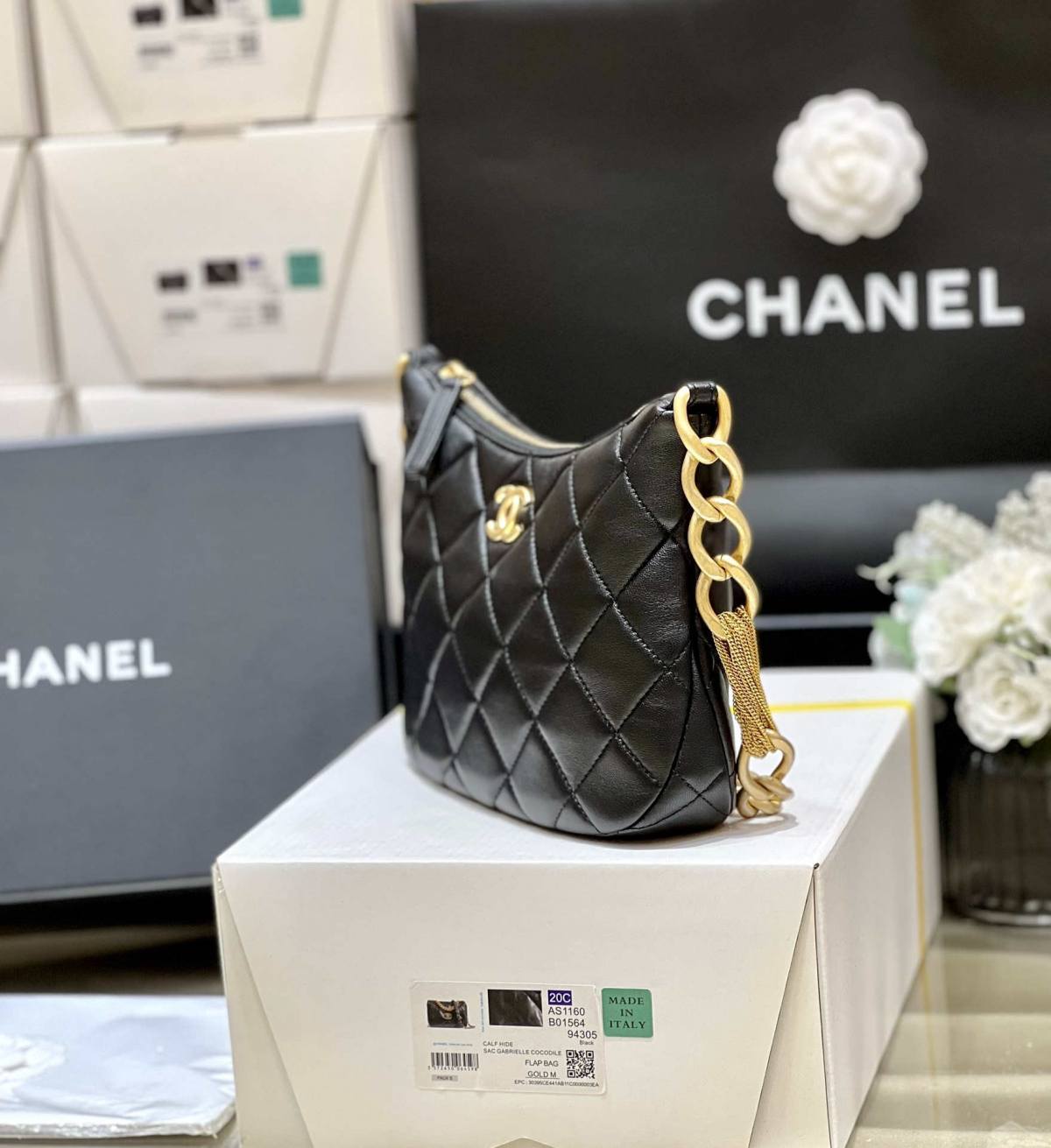 Ellebag’s Masterful Recreation of the Chanel AS4220 HOBO Handbag(2025 Jan Updated)-Best Quality Replica designer Bag factory in China