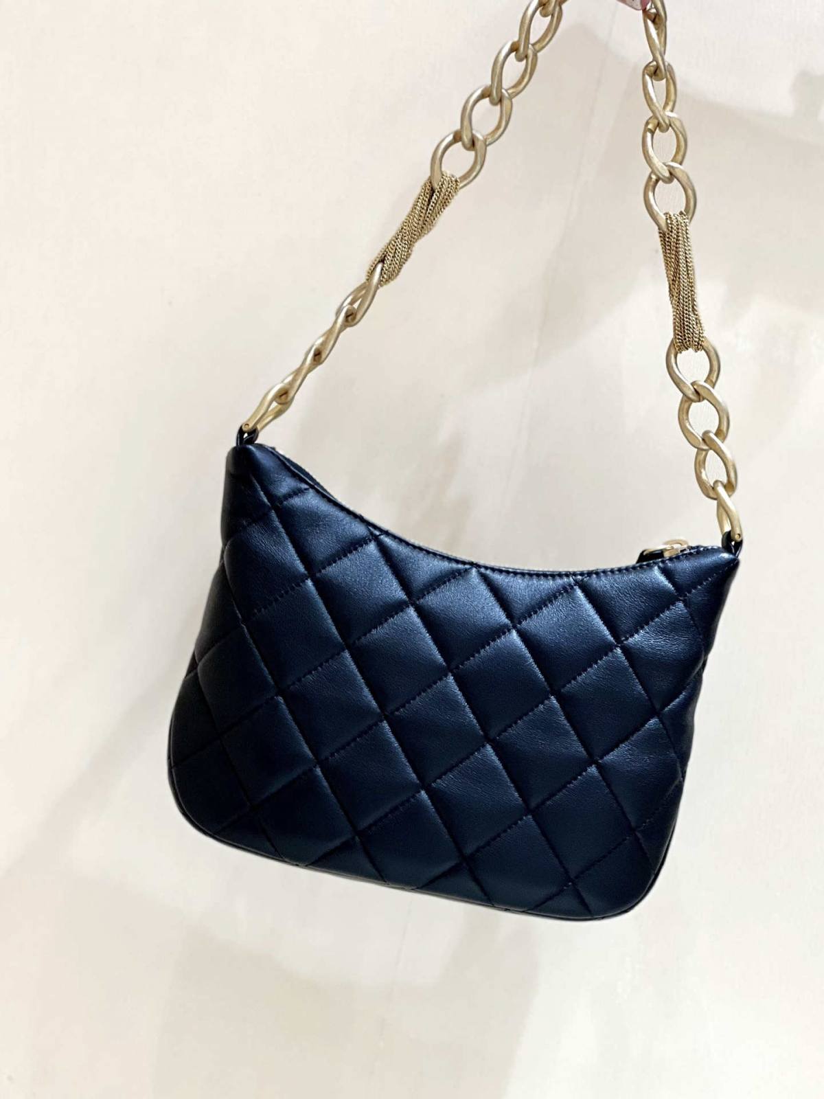 Ellebag’s Masterful Recreation of the Chanel AS4220 HOBO Handbag(2025 Jan Updated)-Best Quality Replica designer Bag factory in China