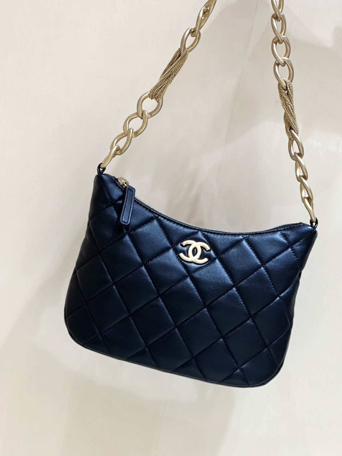 Ellebag’s Masterful Recreation of the Chanel AS4220 HOBO Handbag(2025 Jan Updated)-Best Quality Replica designer Bag factory in China