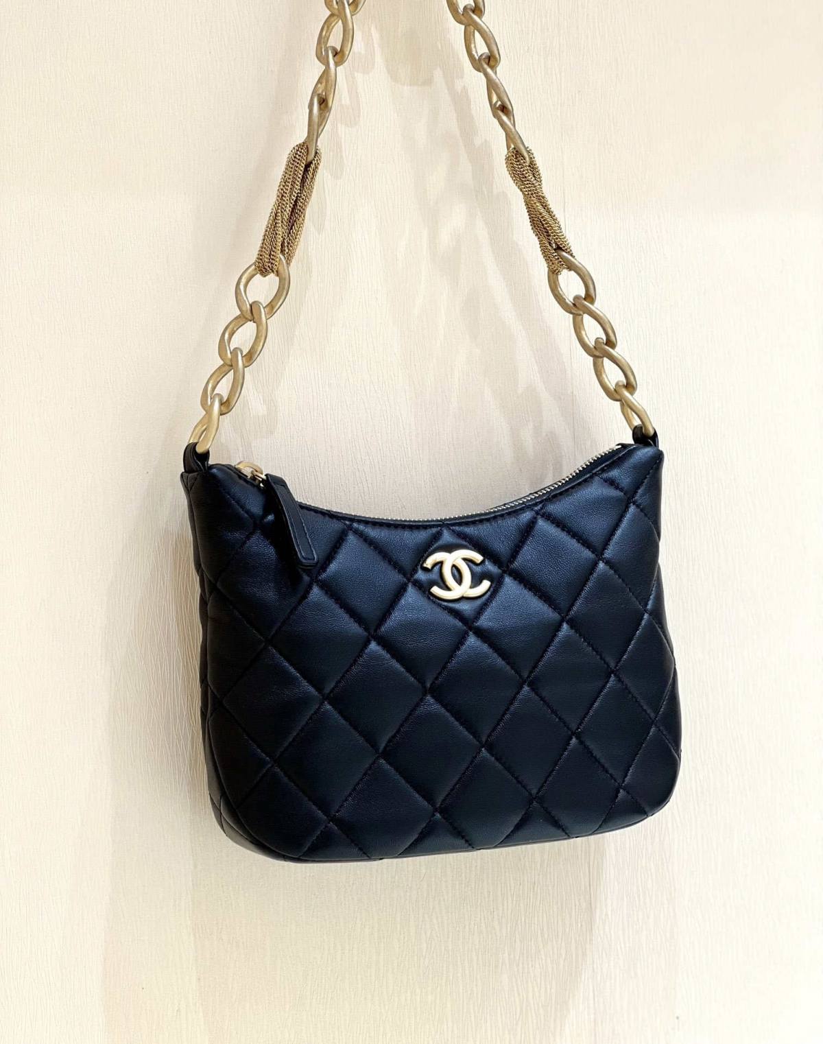 Ellebag’s Masterful Recreation of the Chanel AS4220 HOBO Handbag(2025 Jan Updated)-Best Quality Replica designer Bag factory in China