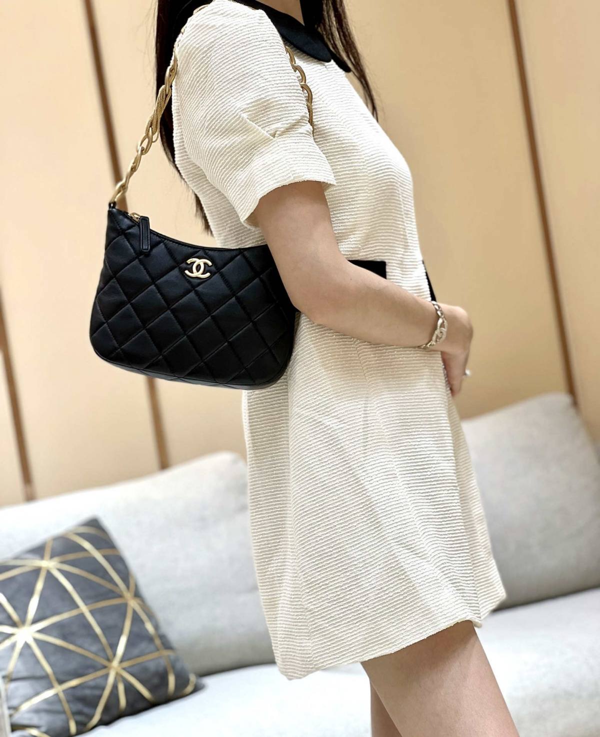 Ellebag’s Masterful Recreation of the Chanel AS4220 HOBO Handbag(2025 Jan Updated)-Best Quality Replica designer Bag factory in China