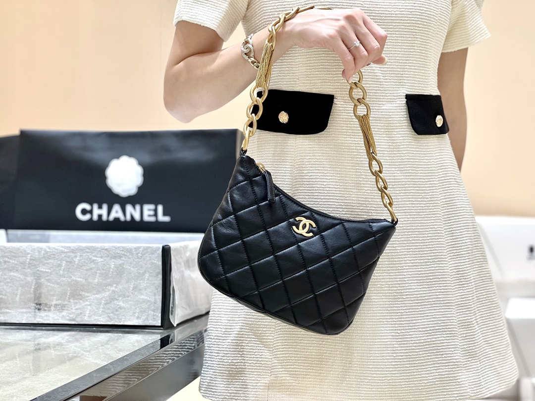 Ellebag’s Masterful Recreation of the Chanel AS4220 HOBO Handbag(2025 Jan Updated)-Best Quality Replica designer Bag factory in China