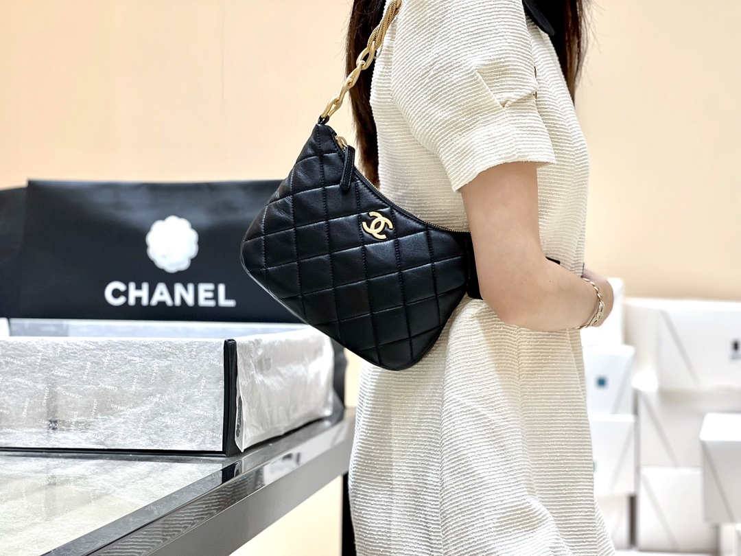 Ellebag’s Masterful Recreation of the Chanel AS4220 HOBO Handbag(2025 Jan Updated)-Best Quality Replica designer Bag factory in China