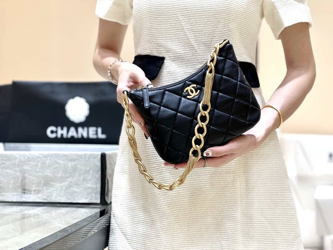 Ellebag’s Masterful Recreation of the Chanel AS4220 HOBO Handbag(2025 Jan Updated)-Best Quality Replica designer Bag factory in China