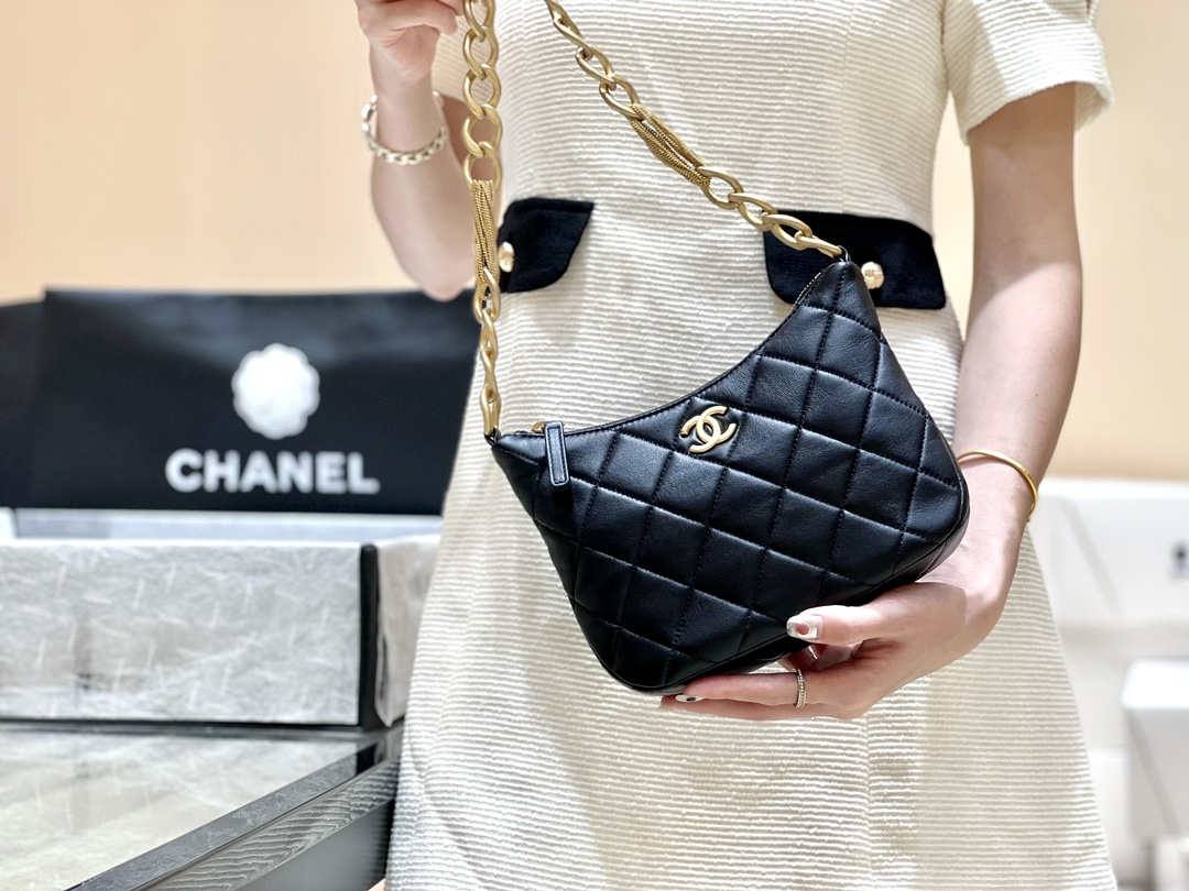 Ellebag’s Masterful Recreation of the Chanel AS4220 HOBO Handbag(2025 Jan Updated)-Best Quality Replica designer Bag factory in China