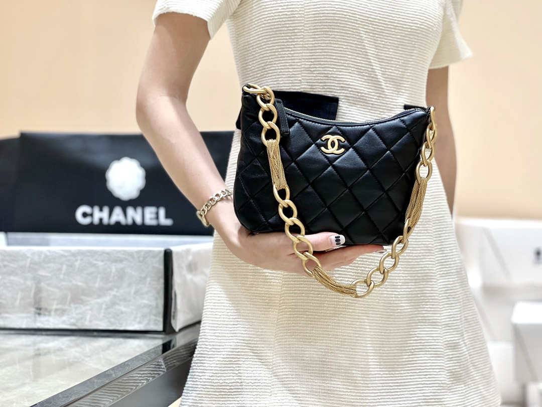 Ellebag’s Masterful Recreation of the Chanel AS4220 HOBO Handbag(2025 Jan Updated)-Best Quality Replica designer Bag factory in China