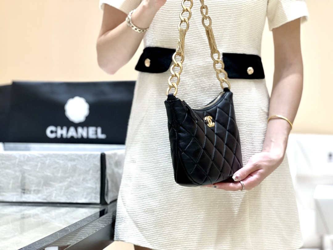 Ellebag’s Masterful Recreation of the Chanel AS4220 HOBO Handbag(2025 Jan Updated)-Best Quality Replica designer Bag factory in China