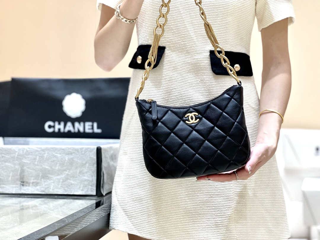 Ellebag’s Masterful Recreation of the Chanel AS4220 HOBO Handbag(2025 Jan Updated)-Best Quality Replica designer Bag factory in China