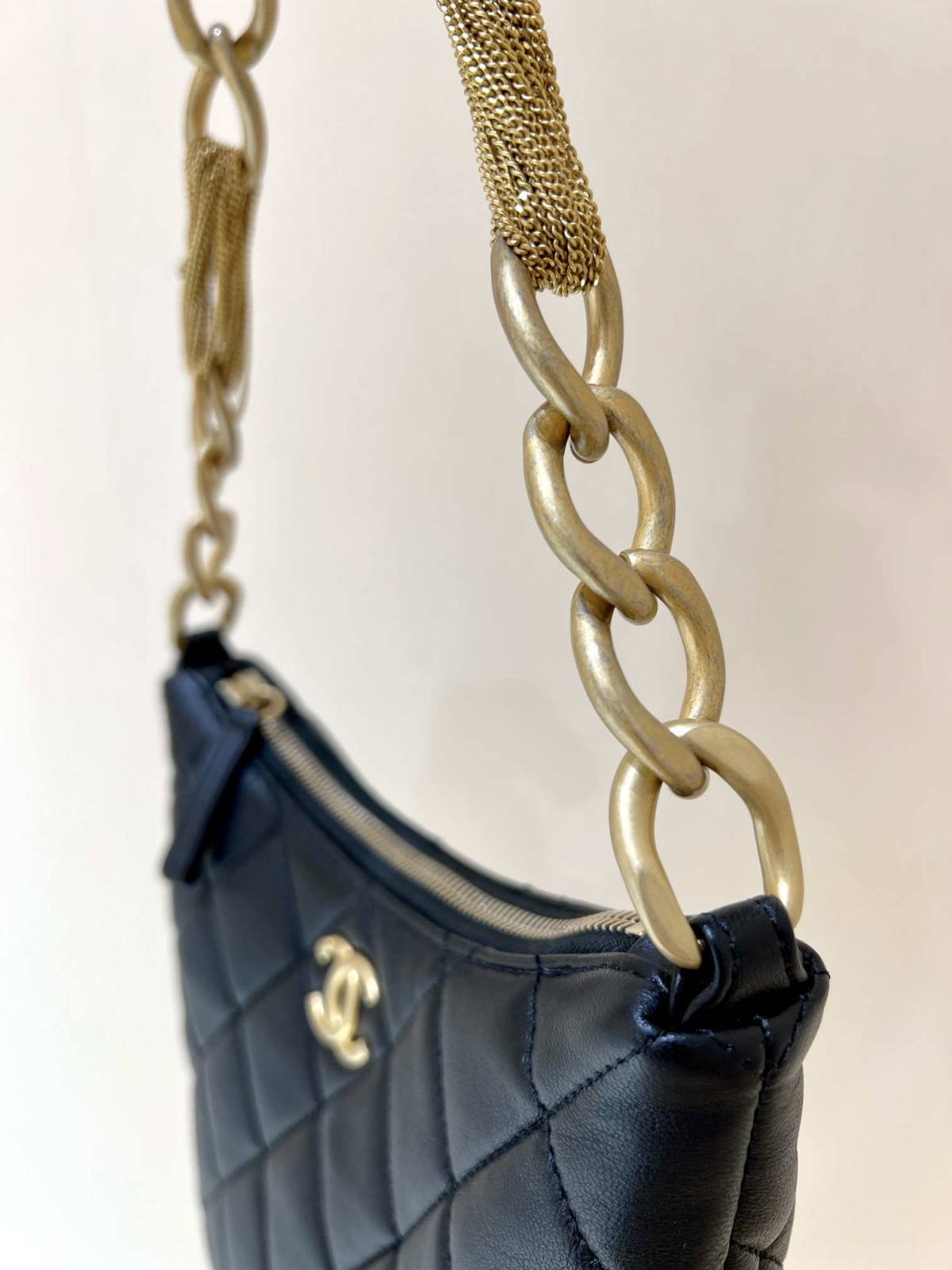 Ellebag’s Masterful Recreation of the Chanel AS4220 HOBO Handbag(2025 Jan Updated)-Best Quality Replica designer Bag factory in China