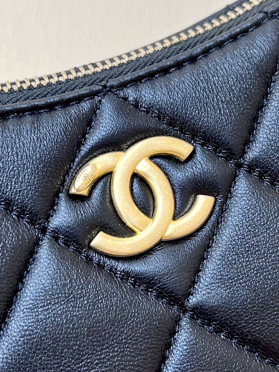 Ellebag’s Masterful Recreation of the Chanel AS4220 HOBO Handbag(2025 Jan Updated)-Best Quality Replica designer Bag factory in China