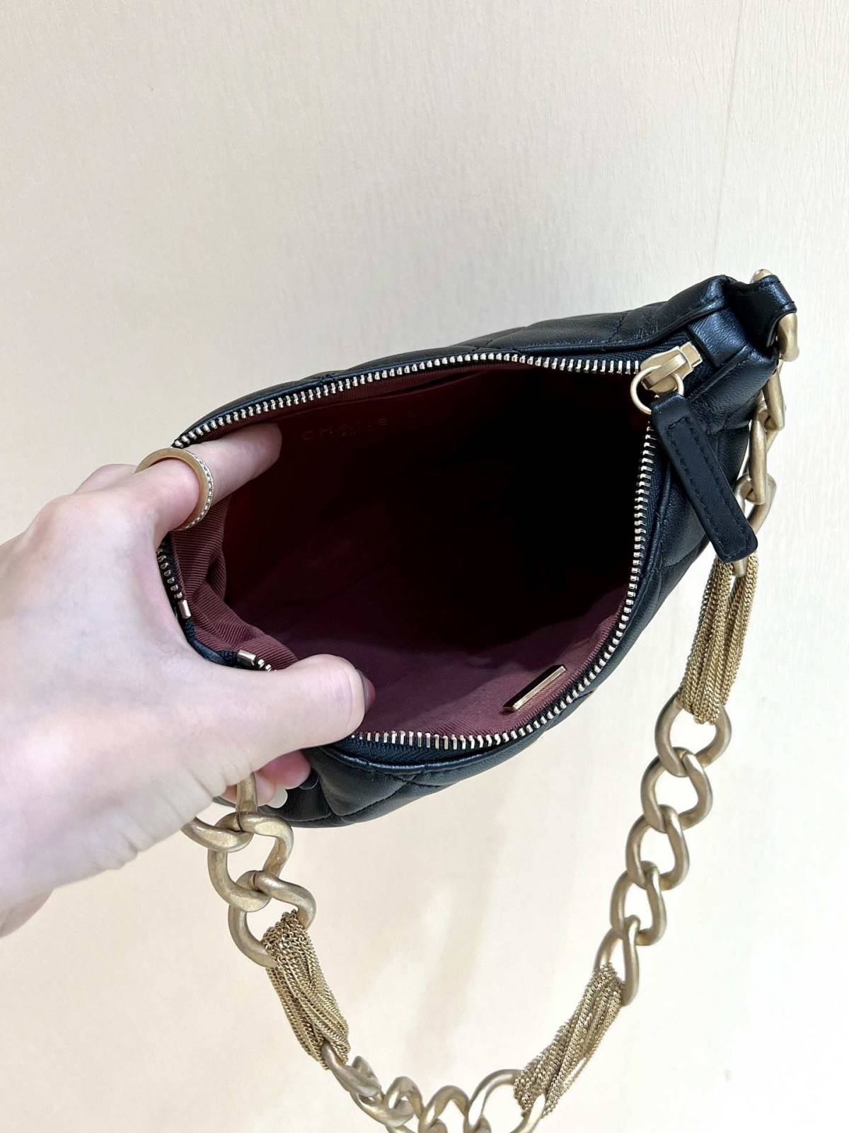 Ellebag’s Masterful Recreation of the Chanel AS4220 HOBO Handbag(2025 Jan Updated)-Best Quality Replica designer Bag factory in China