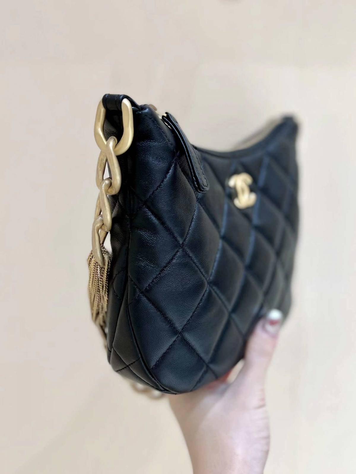 Ellebag’s Masterful Recreation of the Chanel AS4220 HOBO Handbag(2025 Jan Updated)-Best Quality Replica designer Bag factory in China