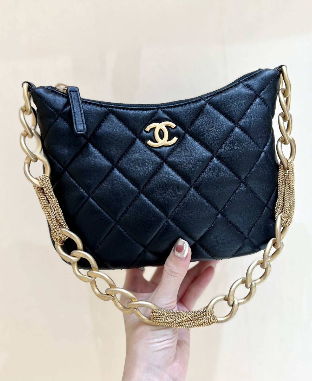 Ellebag’s Masterful Recreation of the Chanel AS4220 HOBO Handbag(2025 Jan Updated)-Best Quality Replica designer Bag factory in China