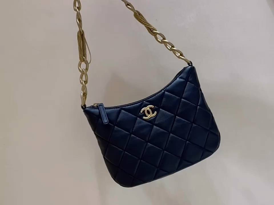 Ellebag’s Masterful Recreation of the Chanel AS4220 HOBO Handbag(2025 Jan Updated)-Best Quality Replica designer Bag factory in China