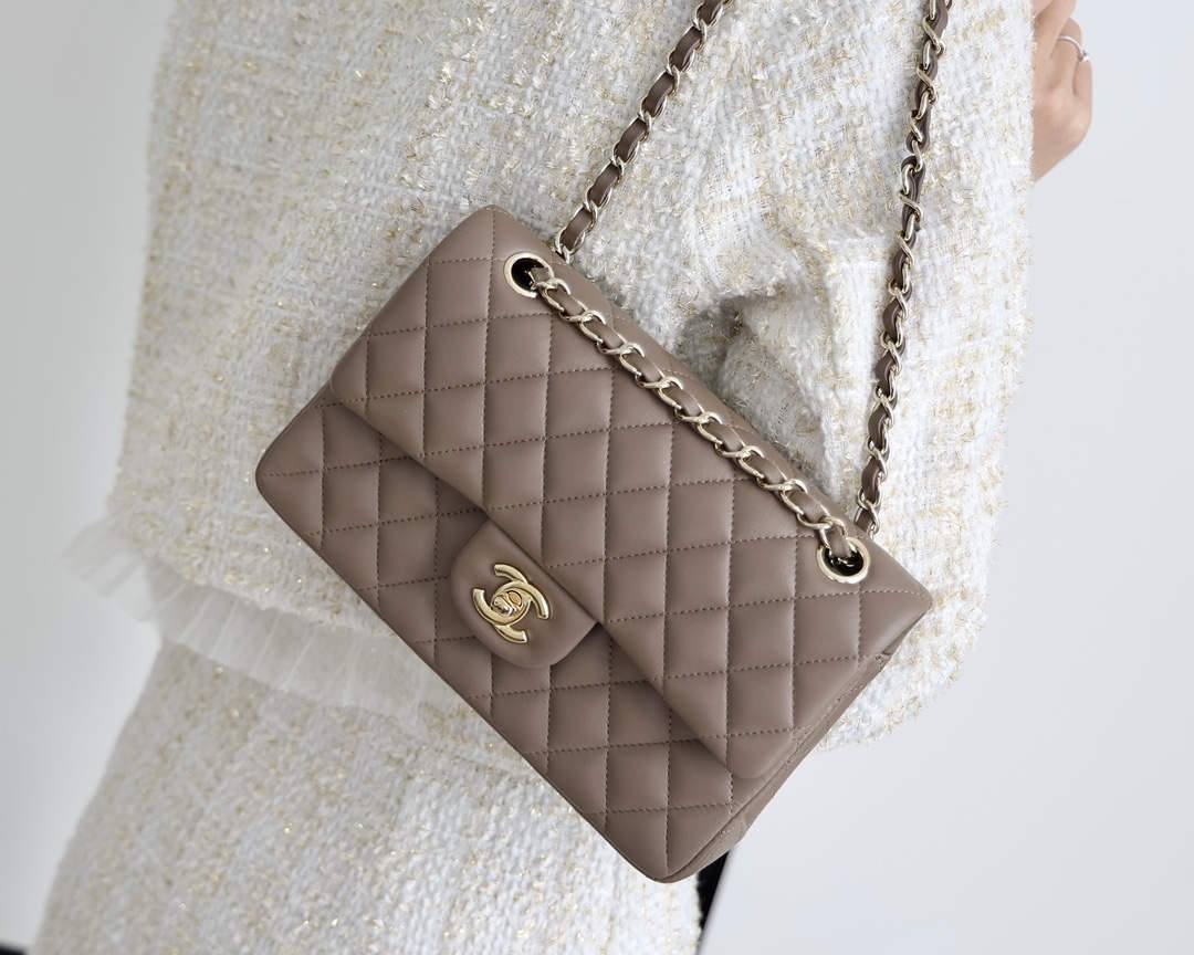 Ellebag’s Masterful Recreation of the Chanel Classic Flap AS1113: A Journey of Precision and Craftsmanship(2025 Jan Updated)-Интернет-магазин поддельной сумки Louis Vuitton лучшего качества, копия дизайнерской сумки ru