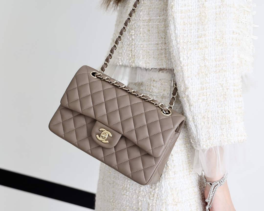 Ellebag’s Masterful Recreation of the Chanel Classic Flap AS1113: A Journey of Precision and Craftsmanship(2025 Jan Updated)-Интернет-магазин поддельной сумки Louis Vuitton лучшего качества, копия дизайнерской сумки ru