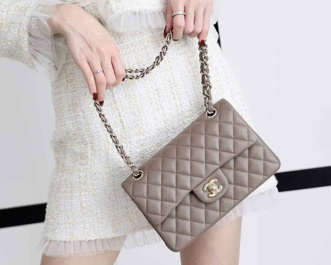 Ellebag’s Masterful Recreation of the Chanel Classic Flap AS1113: A Journey of Precision and Craftsmanship(2025 Jan Updated)-Интернет-магазин поддельной сумки Louis Vuitton лучшего качества, копия дизайнерской сумки ru