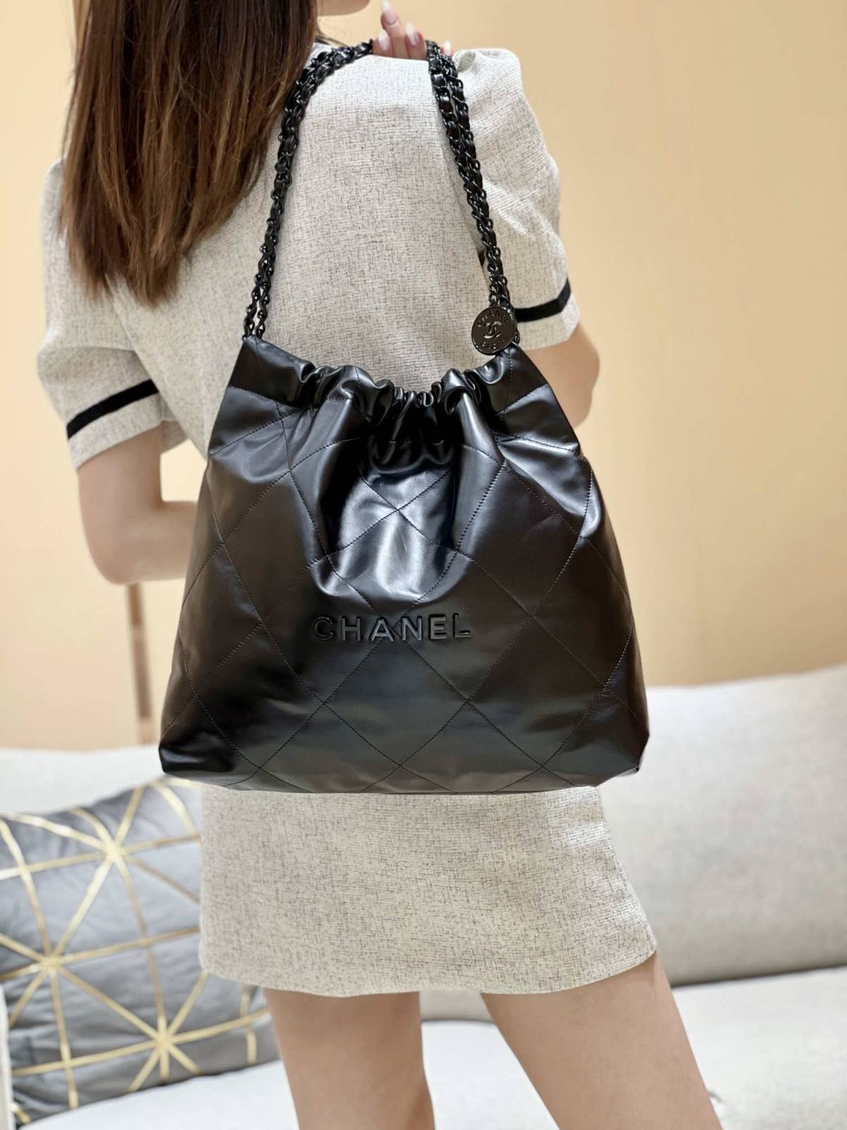 Ellebag’s Masterful Replica: The All-Black Chanel 22 Handbag AS3261(2025 Jan Updated)-Best Quality Fake Louis Vuitton Bag Online Store, Replica designer bag ru