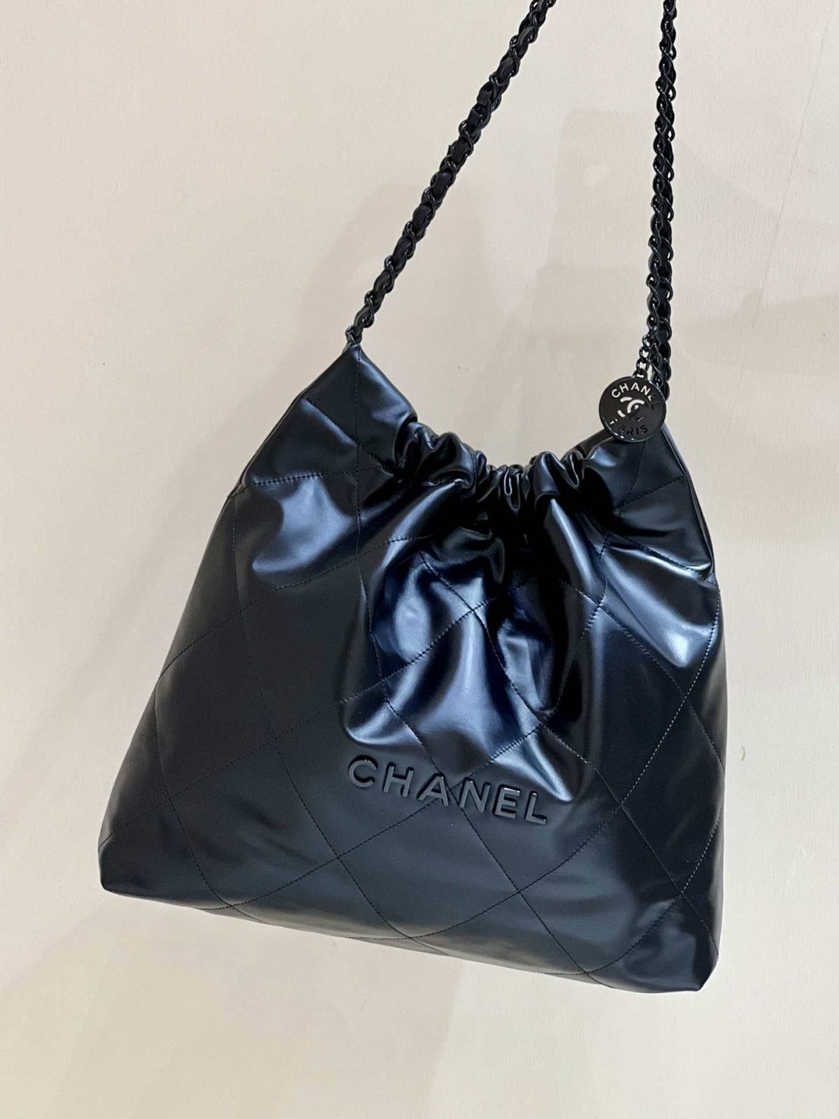 Ellebag’s Masterful Replica: The All-Black Chanel 22 Handbag AS3261(2025 Jan Updated)-Best Quality Fake Louis Vuitton Bag Online Store, Replica designer bag ru