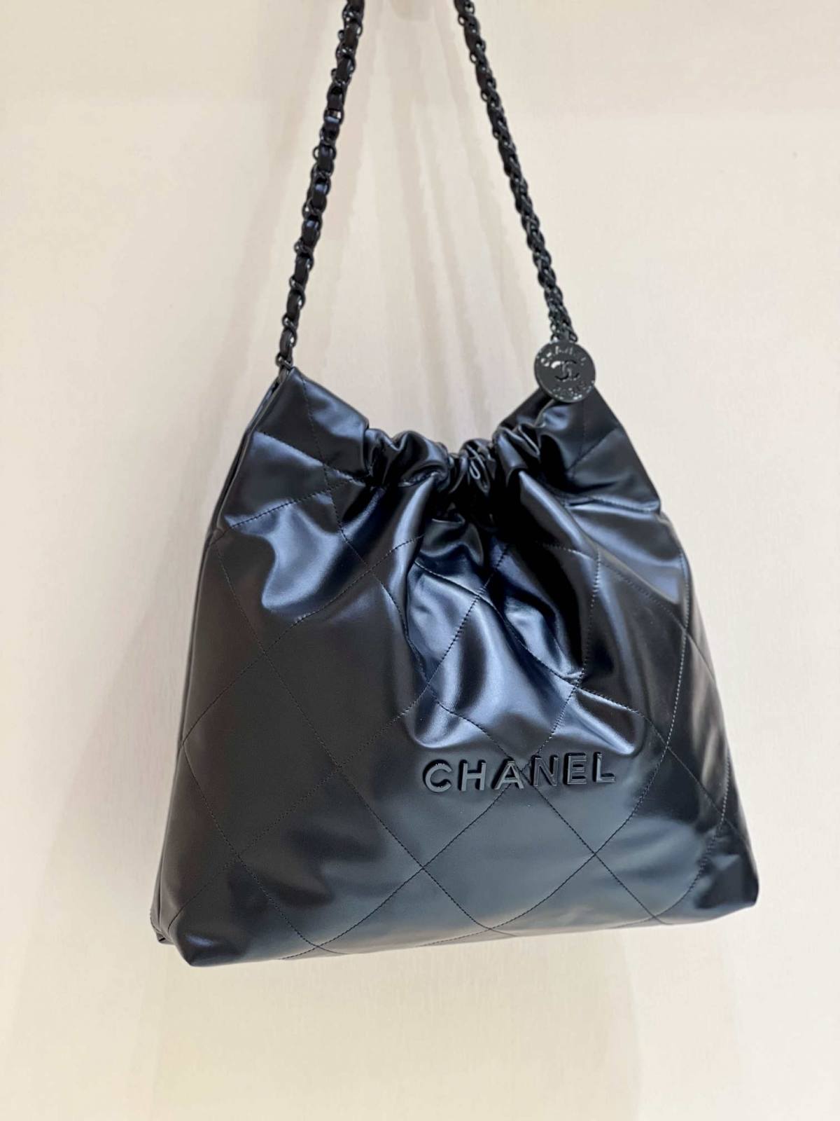 Ellebag’s Masterful Replica: The All-Black Chanel 22 Handbag AS3261(2025 Jan Updated)-Best Quality Fake Louis Vuitton Bag Online Store, Replica designer bag ru