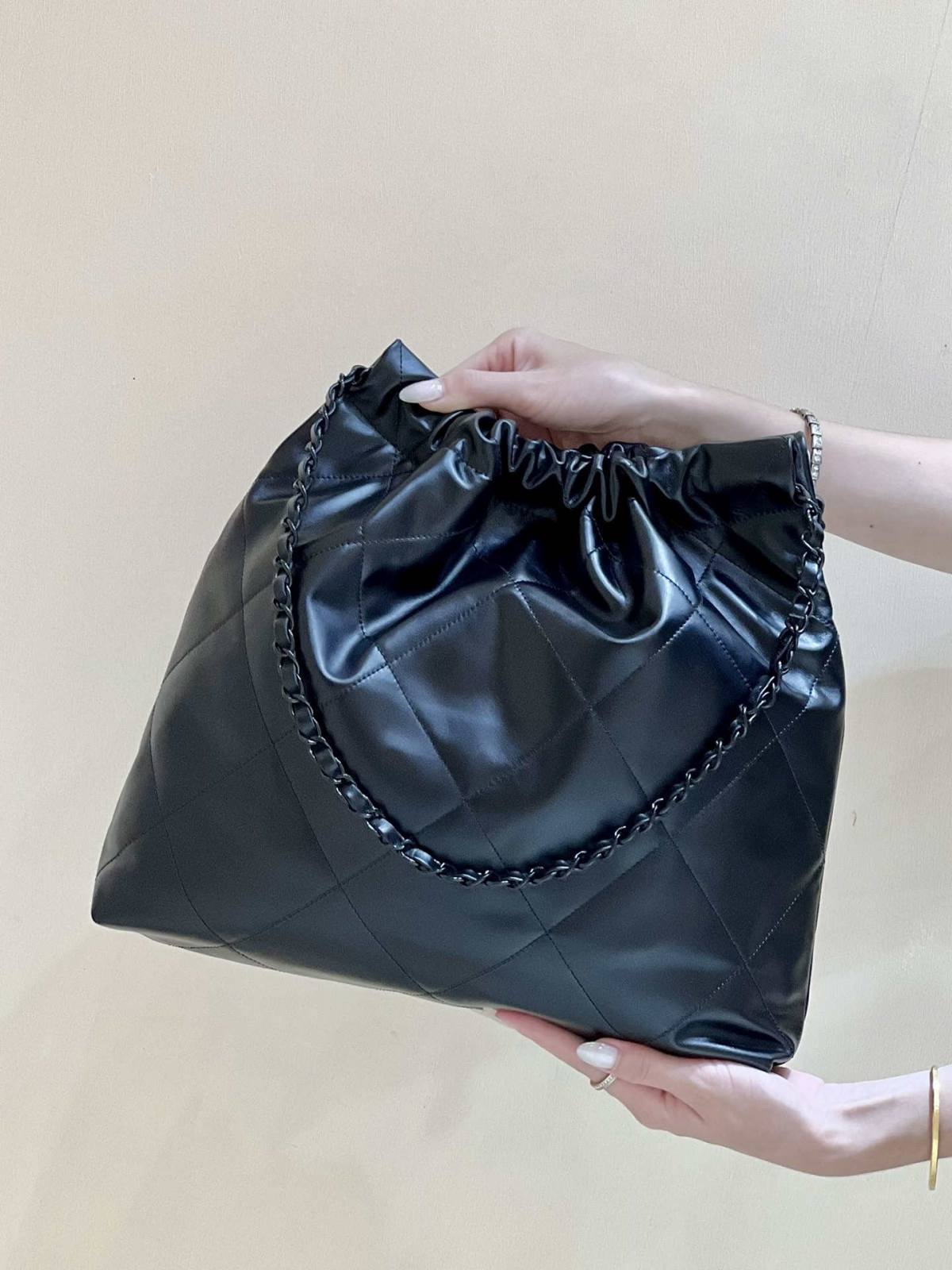 Ellebag’s Masterful Replica: The All-Black Chanel 22 Handbag AS3261(2025 Jan Updated)-Best Quality Fake Louis Vuitton Bag Online Store, Replica designer bag ru