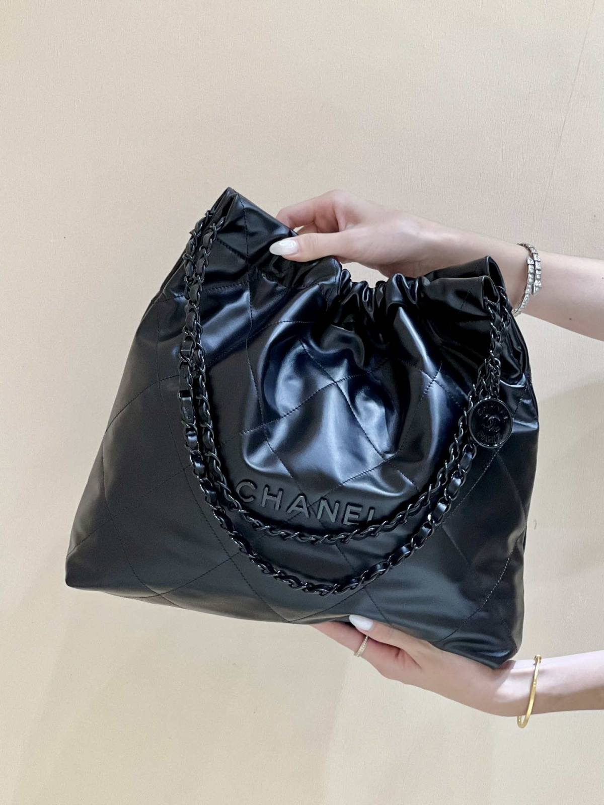 Ellebag’s Masterful Replica: The All-Black Chanel 22 Handbag AS3261(2025 Jan Updated)-Best Quality Fake Louis Vuitton Bag Online Store, Replica designer bag ru