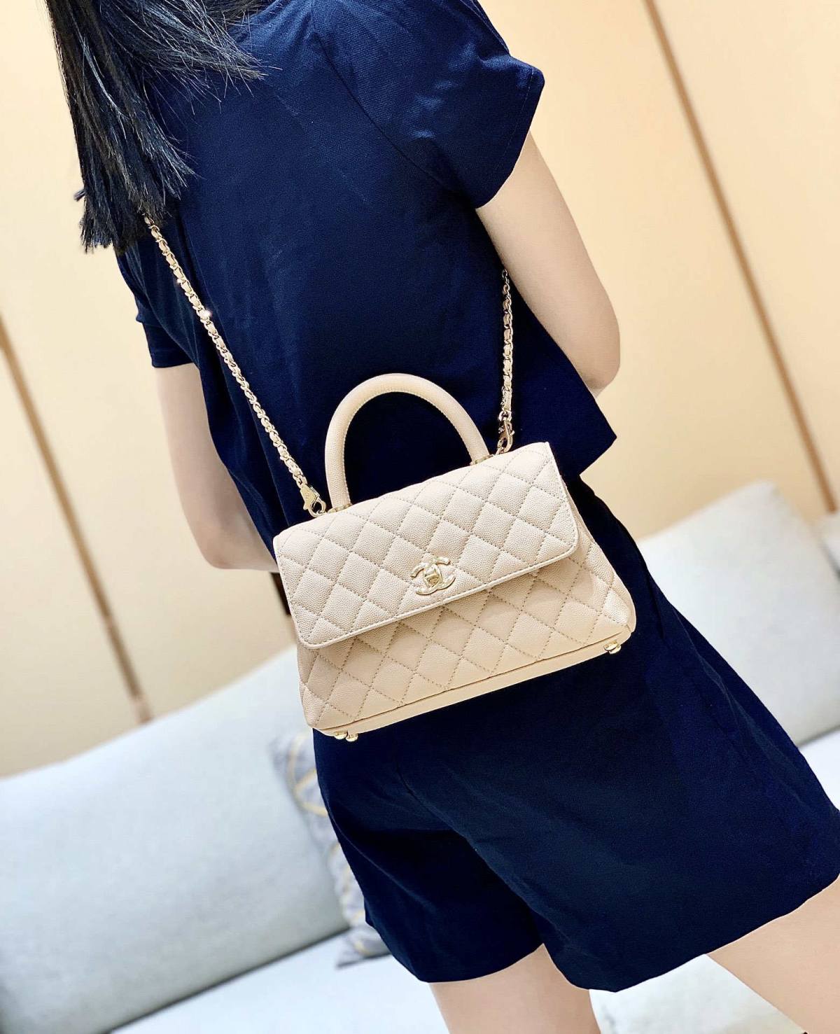 Ellebag’s Masterful Replica: The Beige Caviar Leather Chanel Coco Handle 22P with Champagne Gold Hardware(2025 Jan Updated)-Best Quality Fake Louis Vuitton Bag Online Store, Replica designer bag ru