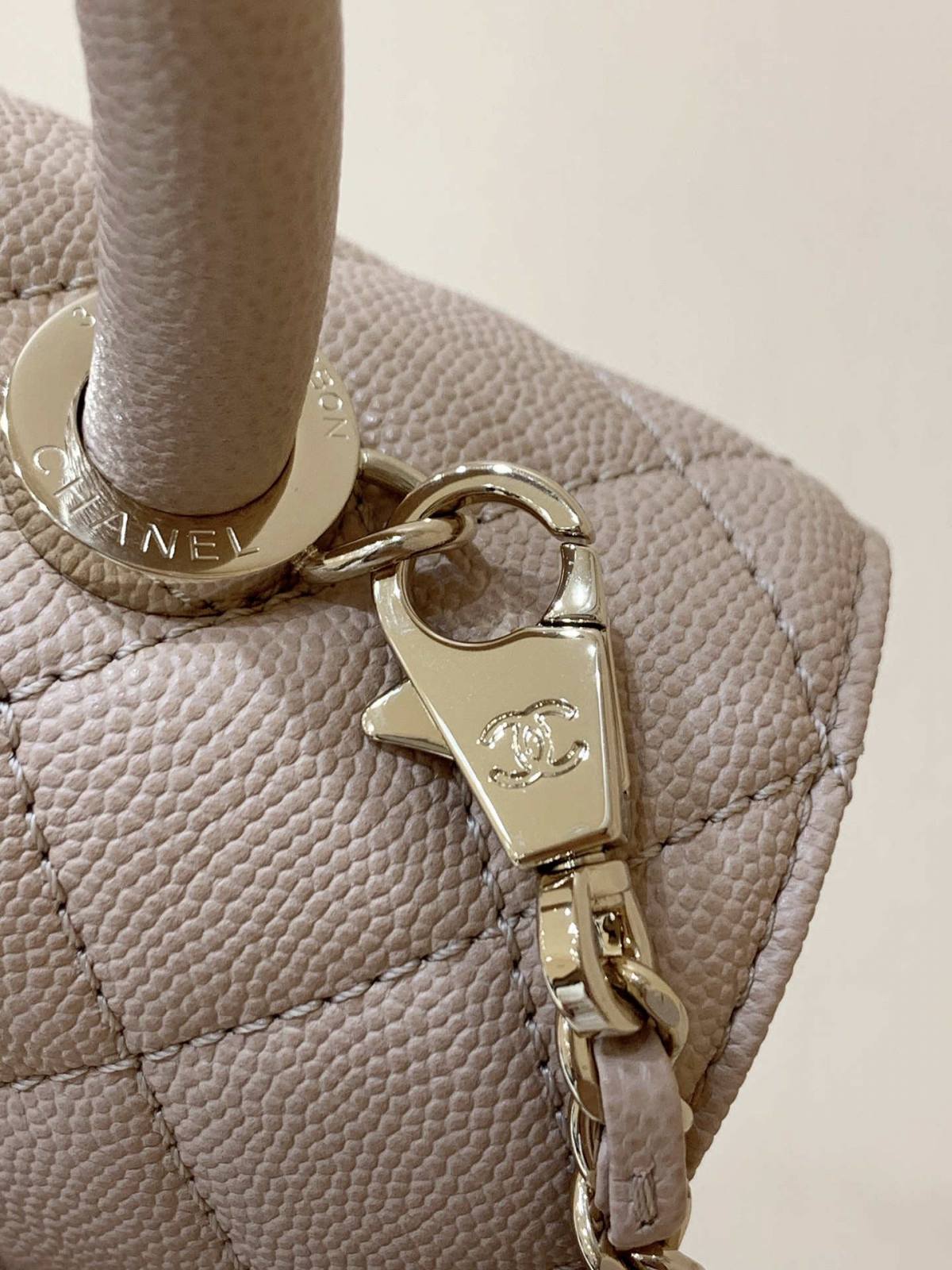 Ellebag’s Masterful Replica: The Beige Caviar Leather Chanel Coco Handle 22P with Champagne Gold Hardware(2025 Jan Updated)-Best Quality Fake Louis Vuitton Bag Online Store, Replica designer bag ru