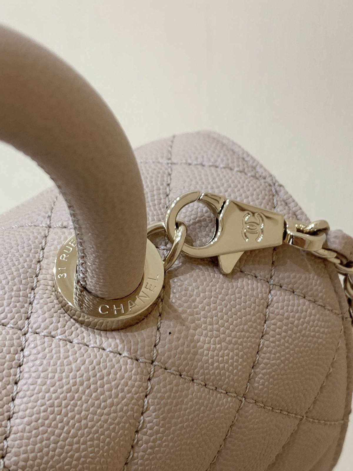 Ellebag’s Masterful Replica: The Beige Caviar Leather Chanel Coco Handle 22P with Champagne Gold Hardware(2025 Jan Updated)-Best Quality Fake Louis Vuitton Bag Online Store, Replica designer bag ru