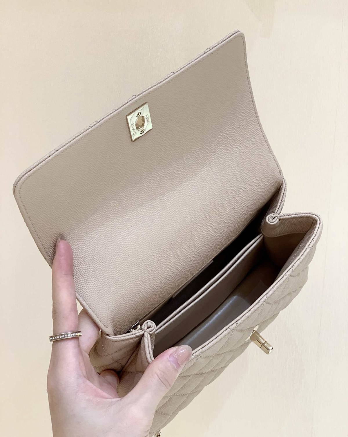 Ellebag’s Masterful Replica: The Beige Caviar Leather Chanel Coco Handle 22P with Champagne Gold Hardware(2025 Jan Updated)-Best Quality Fake Louis Vuitton Bag Online Store, Replica designer bag ru