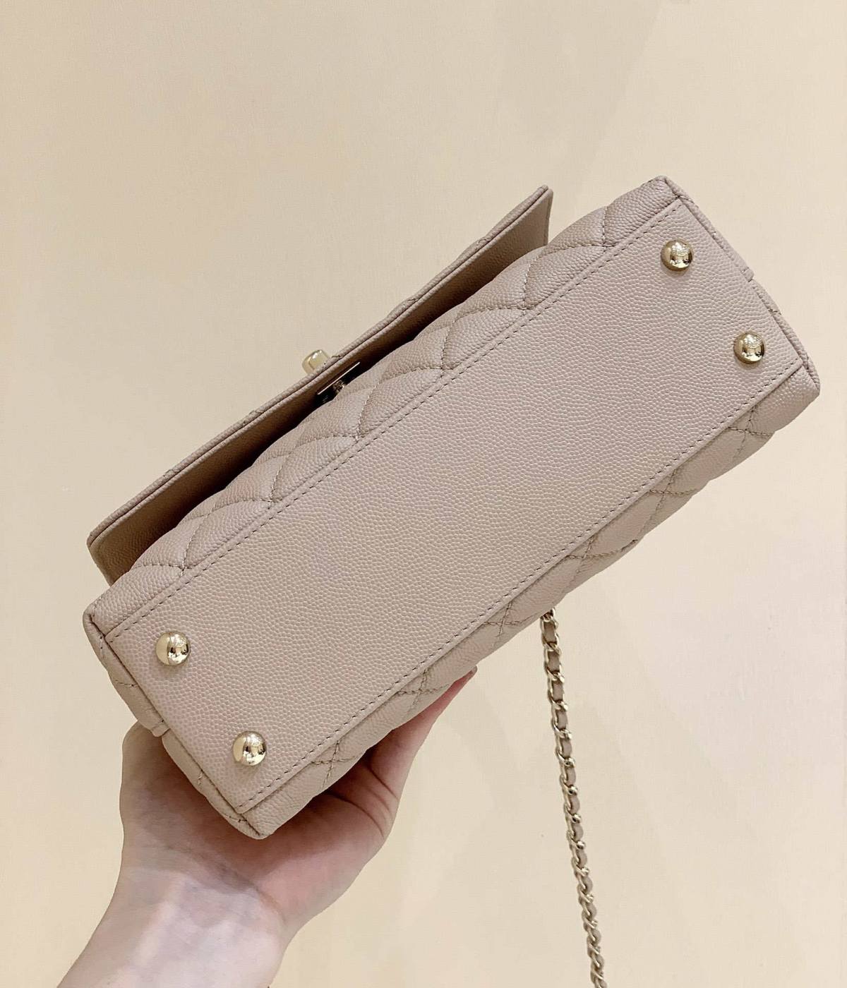 Ellebag’s Masterful Replica: The Beige Caviar Leather Chanel Coco Handle 22P with Champagne Gold Hardware(2025 Jan Updated)-Best Quality Fake Louis Vuitton Bag Online Store, Replica designer bag ru