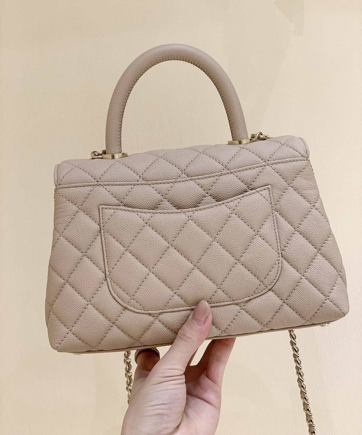 Ellebag’s Masterful Replica: The Beige Caviar Leather Chanel Coco Handle 22P with Champagne Gold Hardware(2025 Jan Updated)-Best Quality Fake Louis Vuitton Bag Online Store, Replica designer bag ru