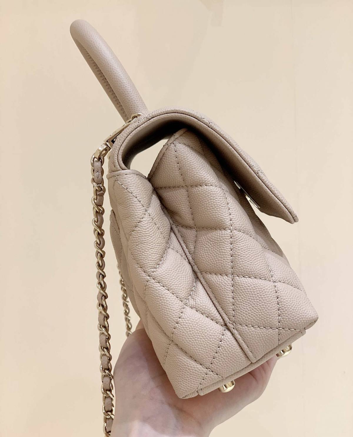 Ellebag’s Masterful Replica: The Beige Caviar Leather Chanel Coco Handle 22P with Champagne Gold Hardware(2025 Jan Updated)-Best Quality Fake Louis Vuitton Bag Online Store, Replica designer bag ru