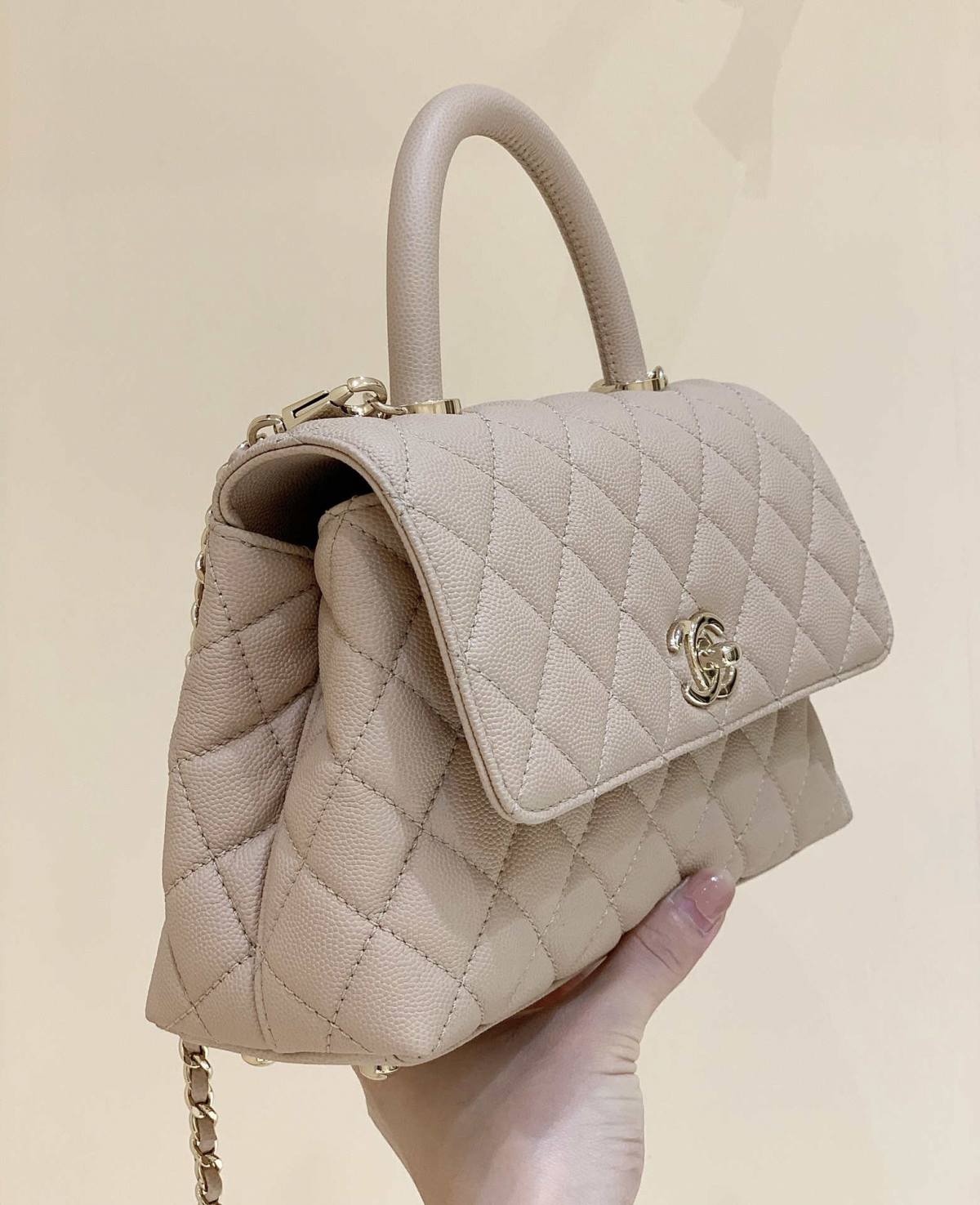 Ellebag’s Masterful Replica: The Beige Caviar Leather Chanel Coco Handle 22P with Champagne Gold Hardware(2025 Jan Updated)-Best Quality Fake Louis Vuitton Bag Online Store, Replica designer bag ru