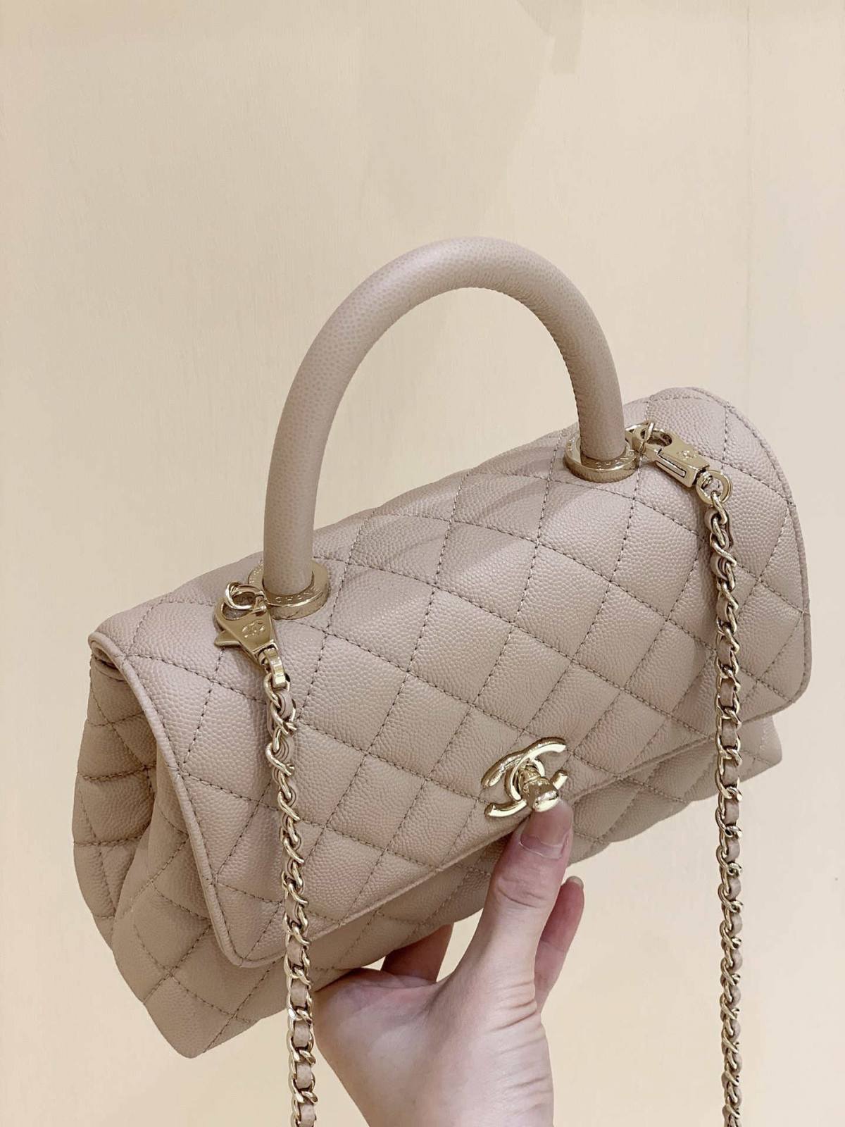 Ellebag’s Masterful Replica: The Beige Caviar Leather Chanel Coco Handle 22P with Champagne Gold Hardware(2025 Jan Updated)-Best Quality Fake Louis Vuitton Bag Online Store, Replica designer bag ru