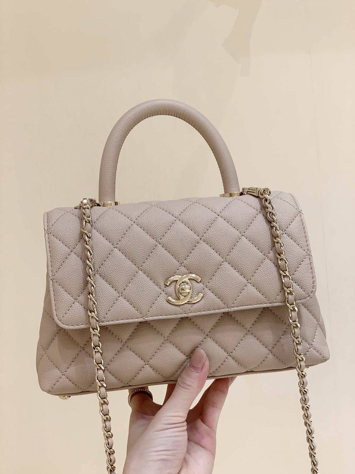 Ellebag’s Masterful Replica: The Beige Caviar Leather Chanel Coco Handle 22P with Champagne Gold Hardware(2025 Jan Updated)-Best Quality Fake Louis Vuitton Bag Online Store, Replica designer bag ru