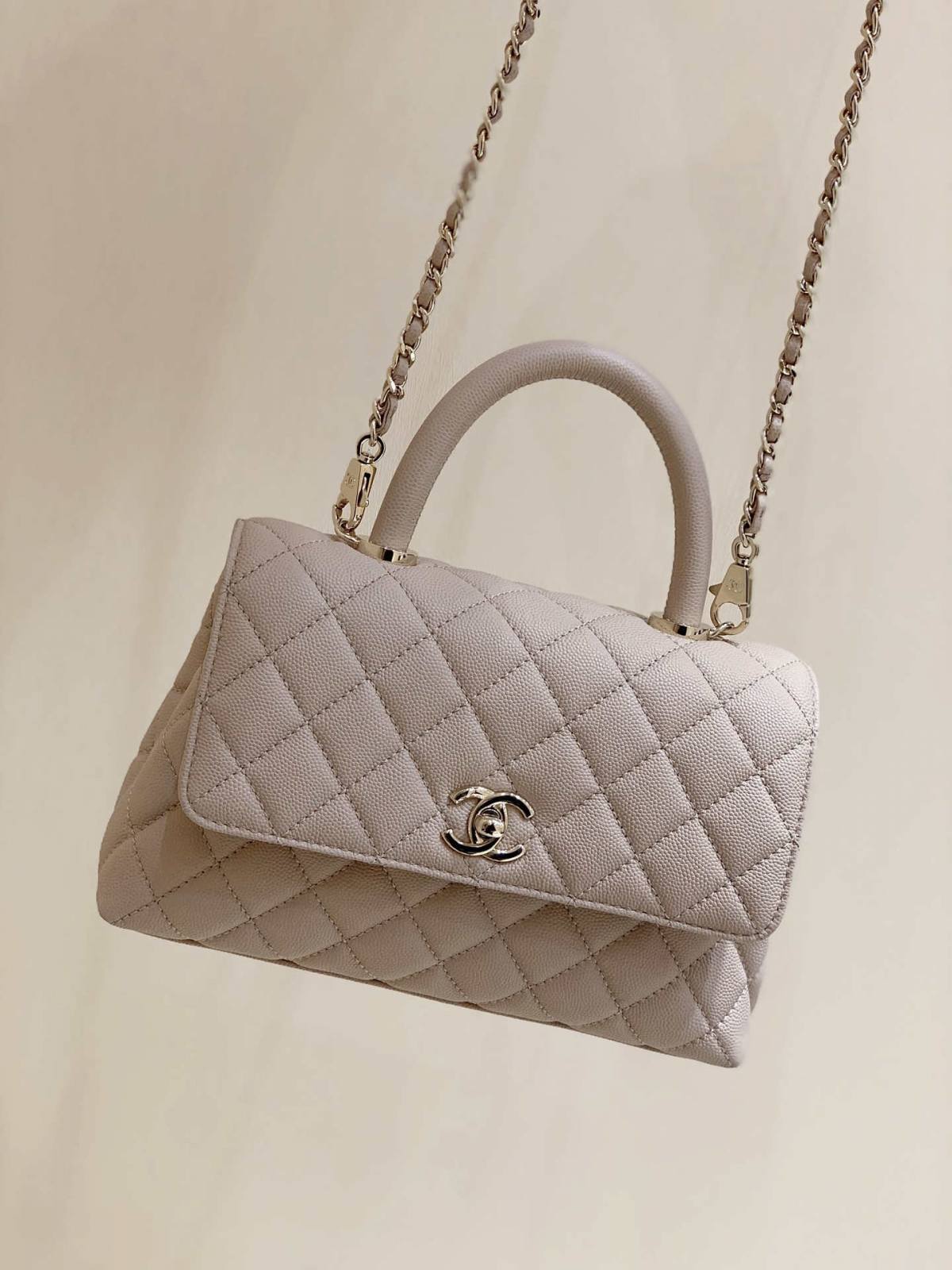 Ellebag’s Masterful Replica: The Beige Caviar Leather Chanel Coco Handle 22P with Champagne Gold Hardware(2025 Jan Updated)-Best Quality Fake Louis Vuitton Bag Online Store, Replica designer bag ru