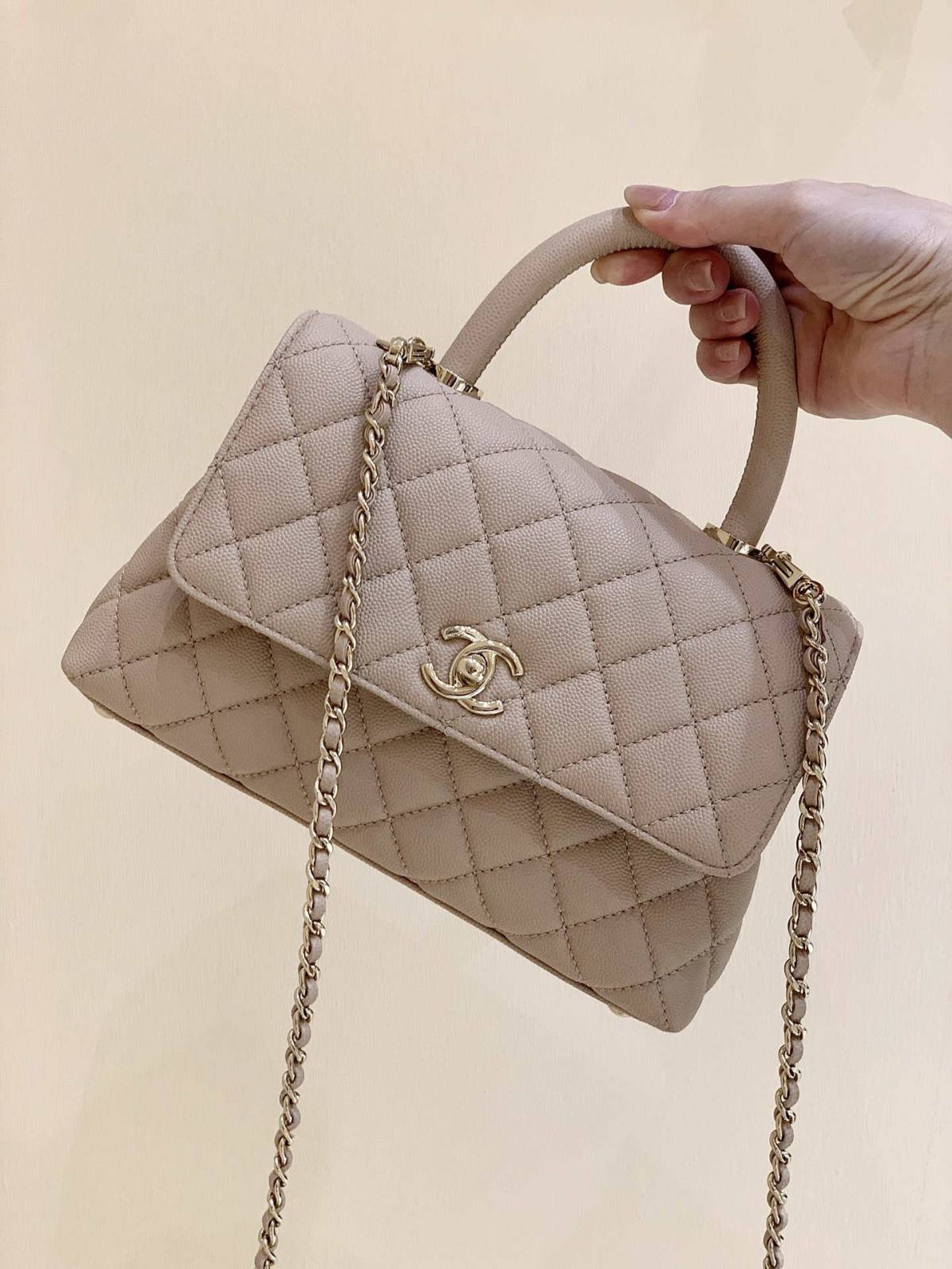 Ellebag’s Masterful Replica: The Beige Caviar Leather Chanel Coco Handle 22P with Champagne Gold Hardware(2025 Jan Updated)-Best Quality Fake Louis Vuitton Bag Online Store, Replica designer bag ru