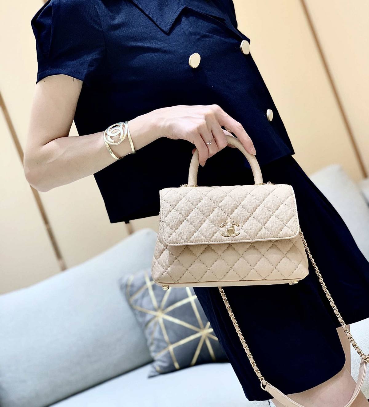 Ellebag’s Masterful Replica: The Beige Caviar Leather Chanel Coco Handle 22P with Champagne Gold Hardware(2025 Jan Updated)-Best Quality Fake Louis Vuitton Bag Online Store, Replica designer bag ru