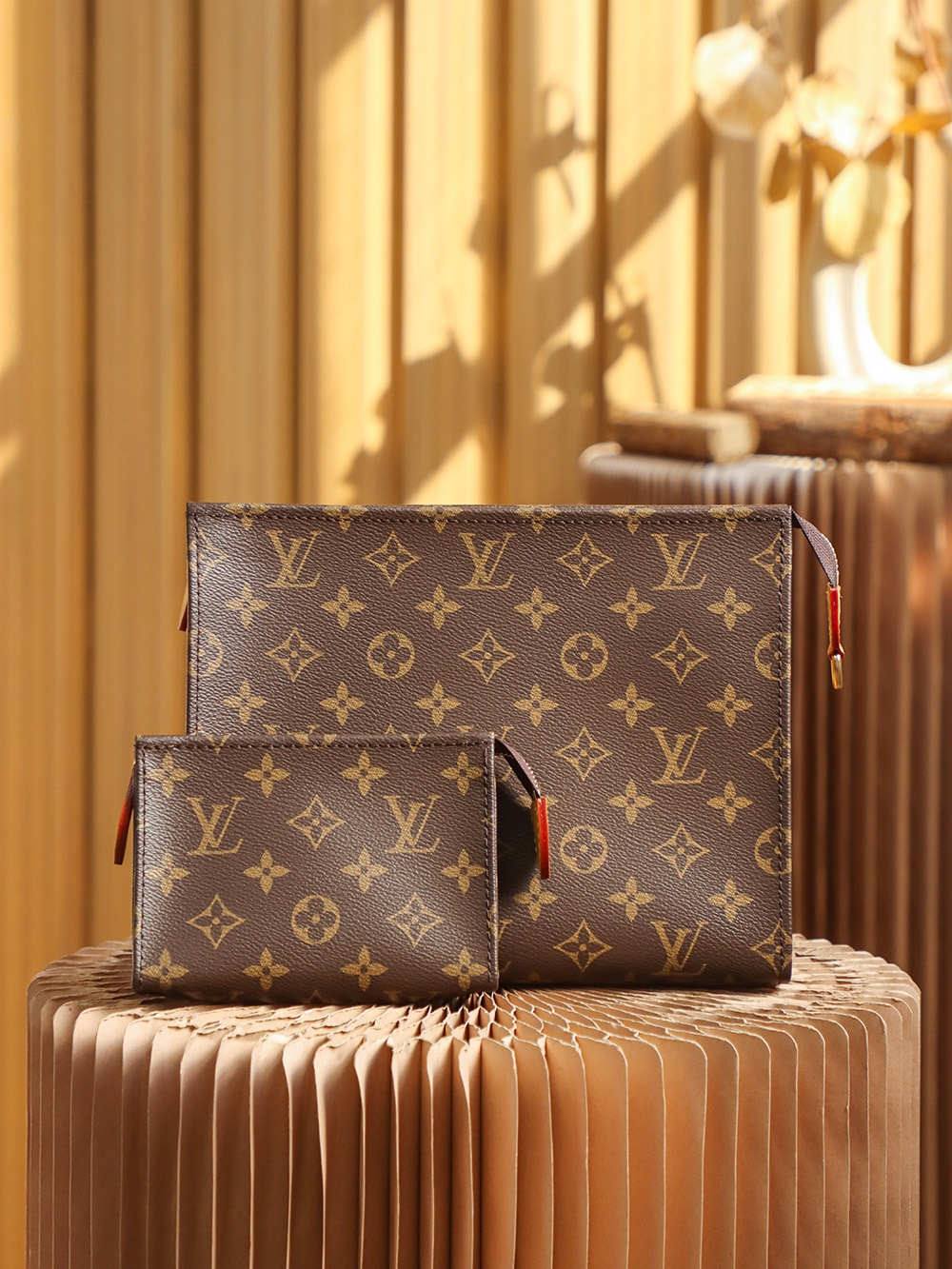 Ellebag’s 1:1 Replica of Louis Vuitton Toiletry 26 M81412: The Iconic Monogram Wash Bag with Modern Functionality(2025 Jan Updated)-Інтэрнэт-крама падробленай сумкі Louis Vuitton лепшай якасці, рэплікі дызайнерскай сумкі ru