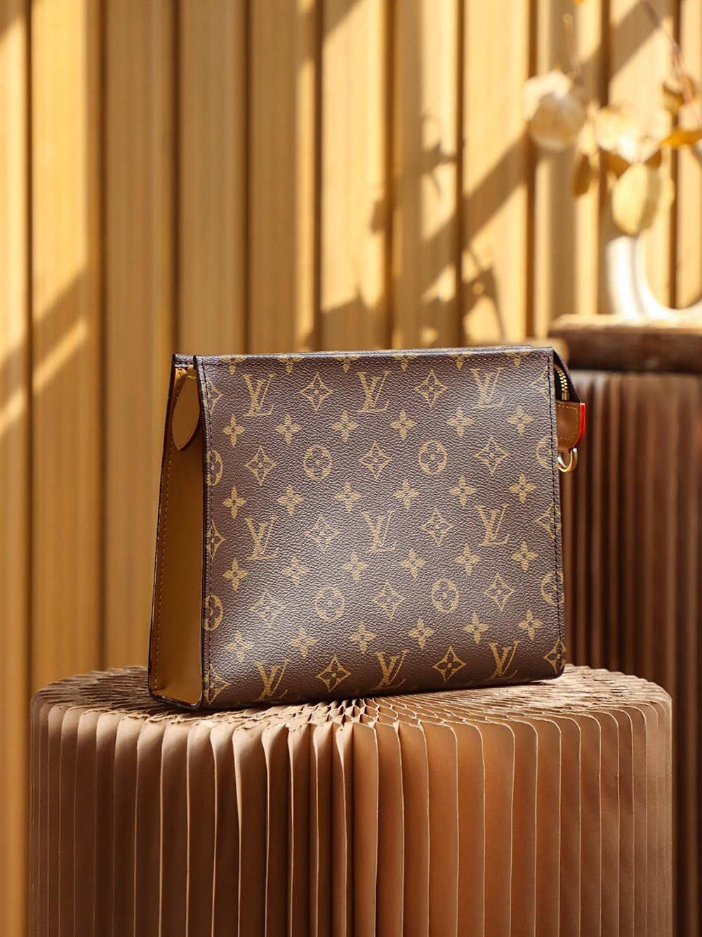 Ellebag’s 1:1 Replica of Louis Vuitton Toiletry 26 M81412: The Iconic Monogram Wash Bag with Modern Functionality(2025 Jan Updated)-Інтэрнэт-крама падробленай сумкі Louis Vuitton лепшай якасці, рэплікі дызайнерскай сумкі ru