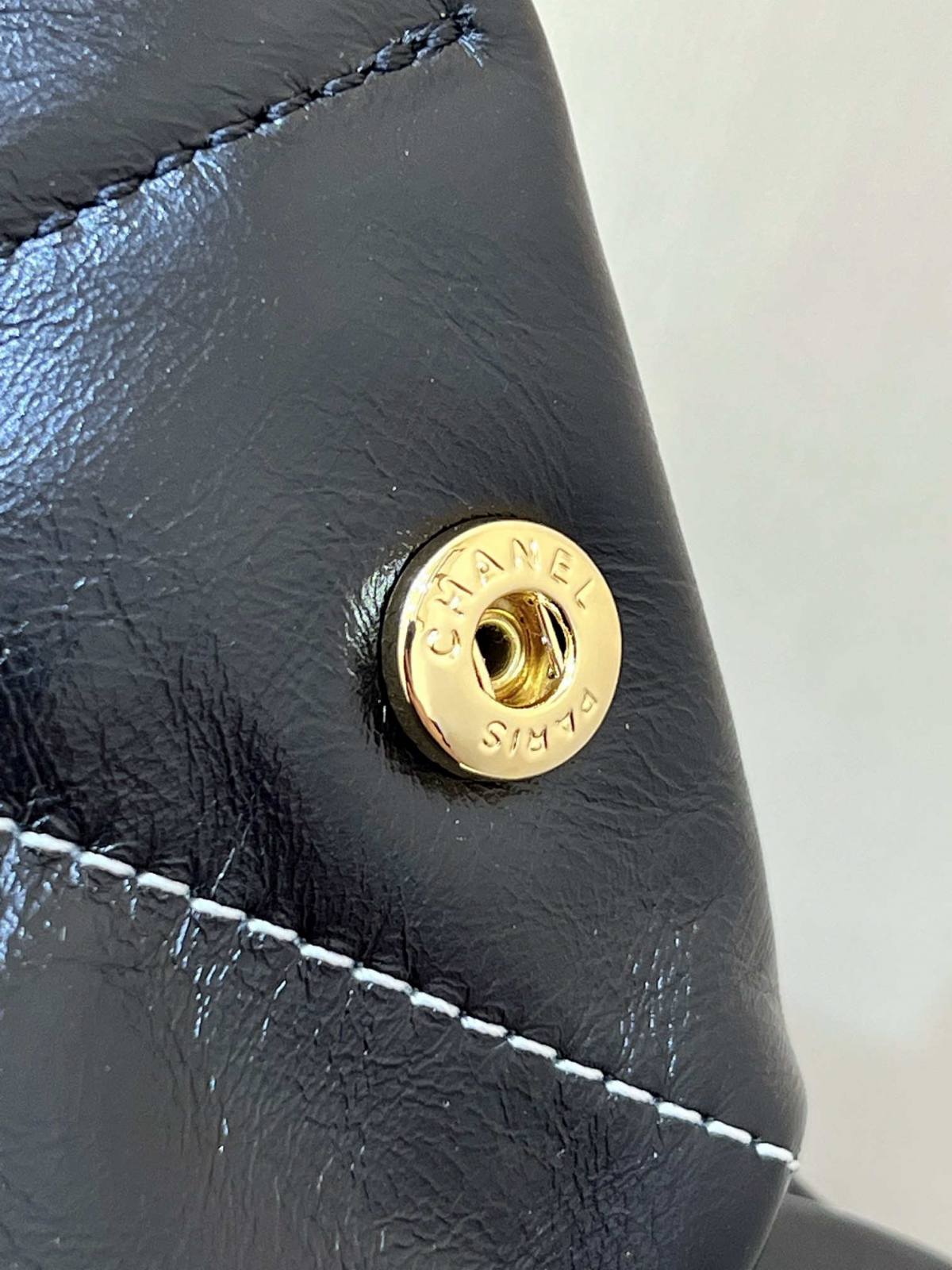 Ellebag’s Masterful Replica: The Black Calfskin Chanel 22 Handbag AS3261 with Gold Hardware(2025 Jan Updated)-Best Quality Fake Louis Vuitton Bag Online Store, Replica designer bag ru