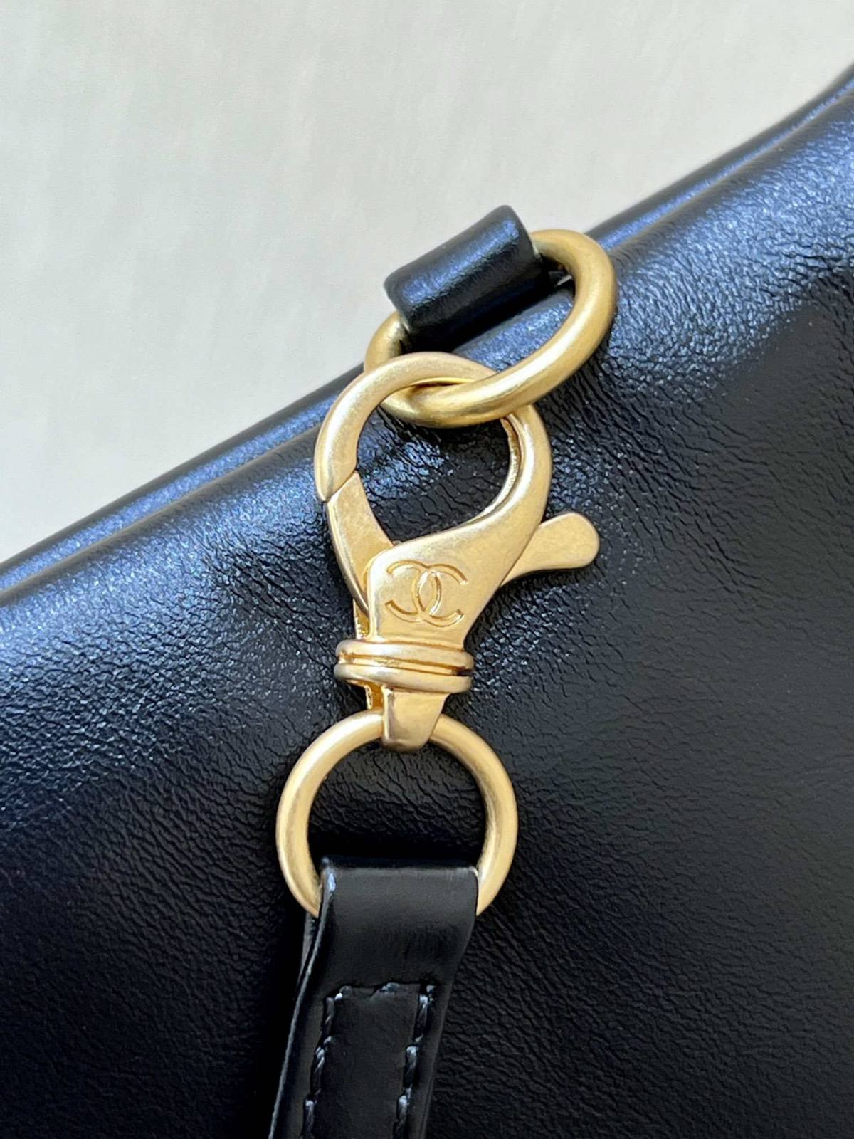 Ellebag’s Masterful Replica: The Black Calfskin Chanel 22 Handbag AS3261 with Gold Hardware(2025 Jan Updated)-Best Quality Fake Louis Vuitton Bag Online Store, Replica designer bag ru