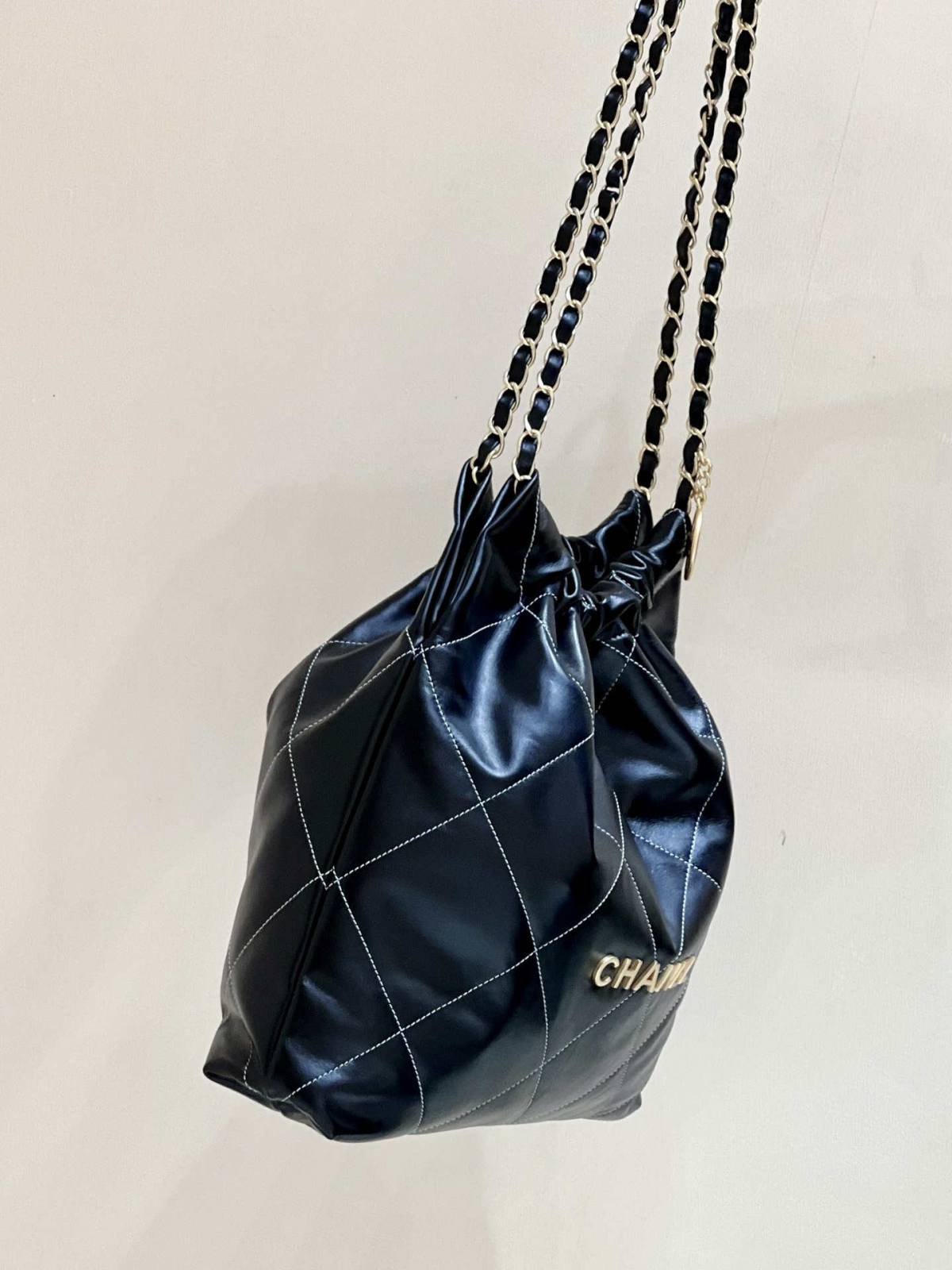 Ellebag’s Masterful Replica: The Black Calfskin Chanel 22 Handbag AS3261 with Gold Hardware(2025 Jan Updated)-Best Quality Fake Louis Vuitton Bag Online Store, Replica designer bag ru